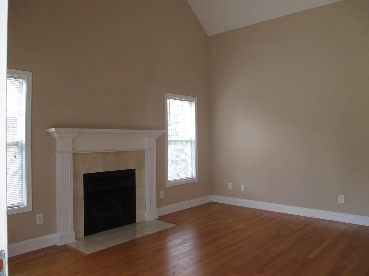 Building Photo - 4 Larchmont Ln