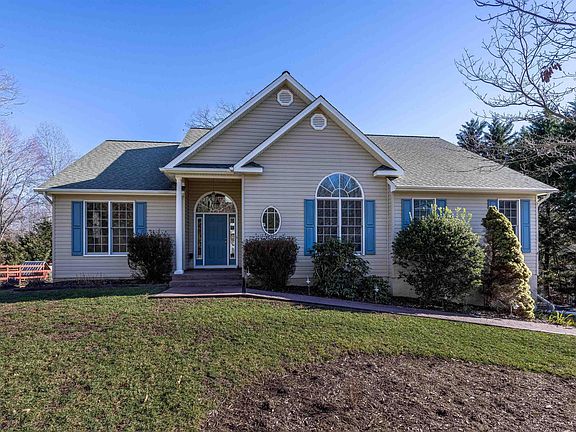 4th image of 8 Fleetwood Dr