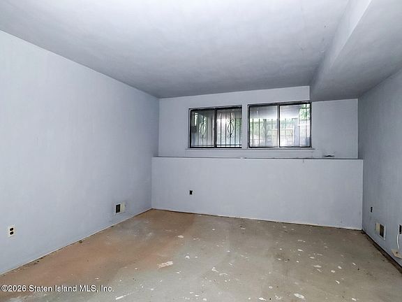 5th image of 81 Robinson Ave