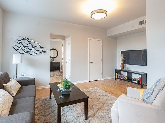 3rd image of 932 W Leland Ave #405