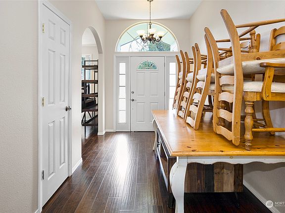 4th image of 128 Basswood Drive