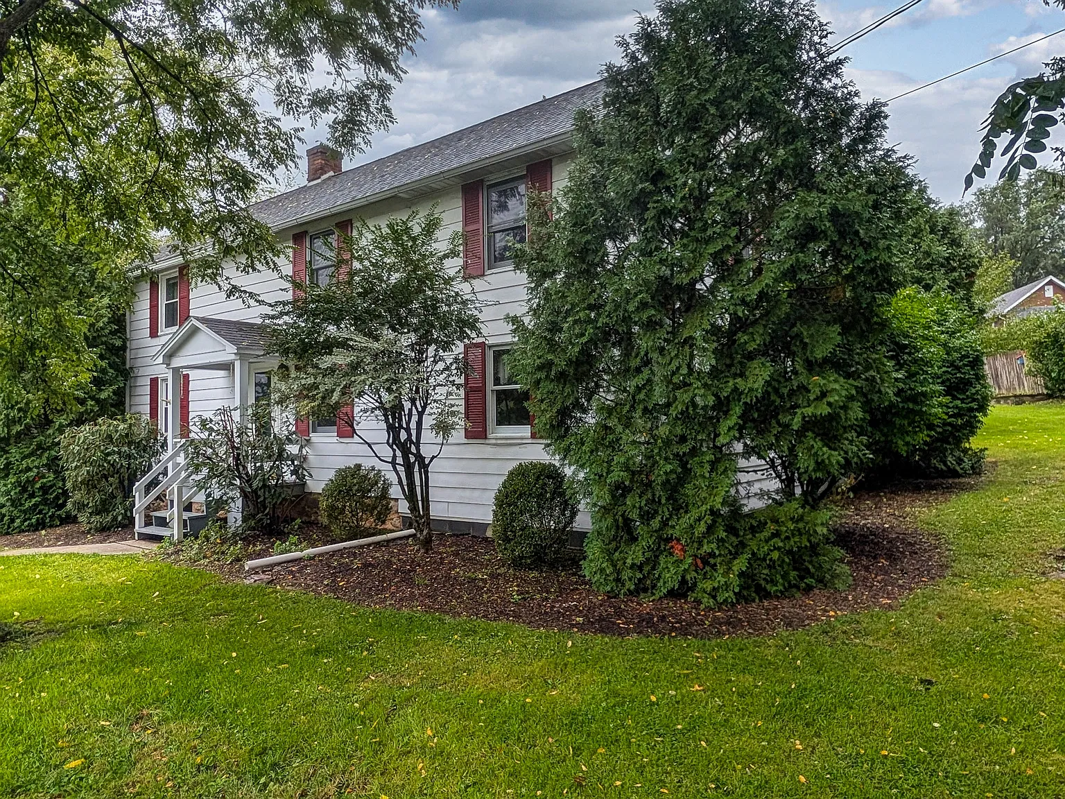 4 bed, 2.5 bath, 2400 sqft, $1,750 — Photo 3