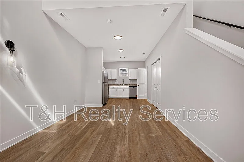 1 bed, 1.5 bath, 572 sqft, $1,325 — Photo 4
