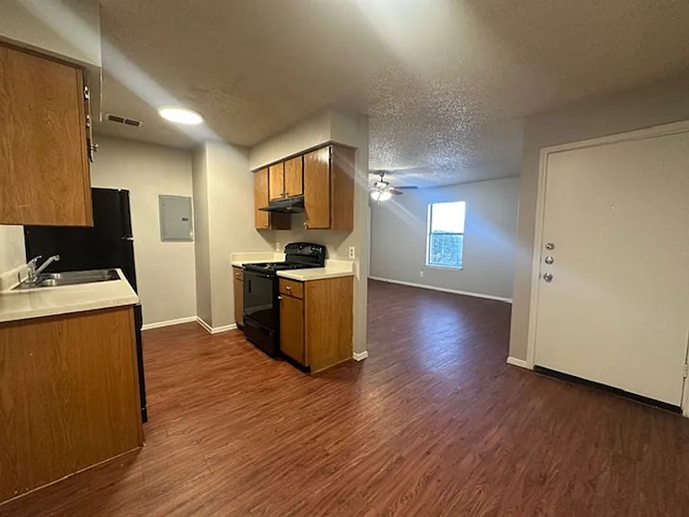 Bentwood Apartments — Photo 19