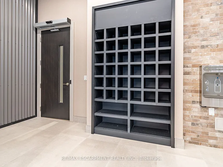 212 King William St #816 — Photo 44