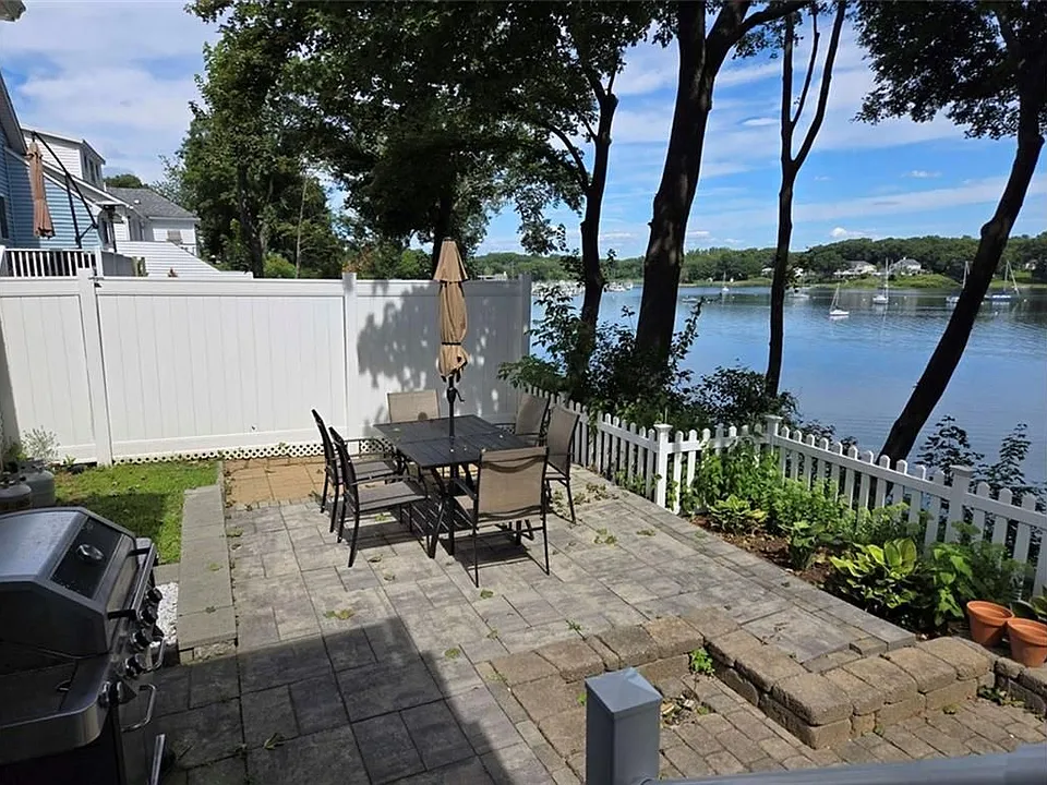 103 Arnolds Neck Dr