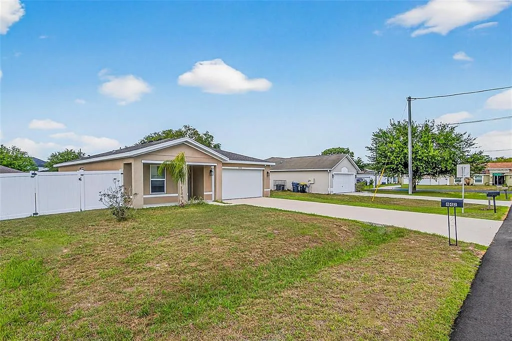 3 bed, 2.0 bath, 1744 sqft, $2,100 — Photo 3