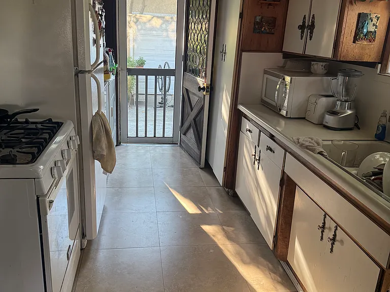 limited Main kitchen use stove/sink __