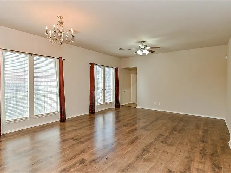 2106 Castle Gardens Ln — Photo 9