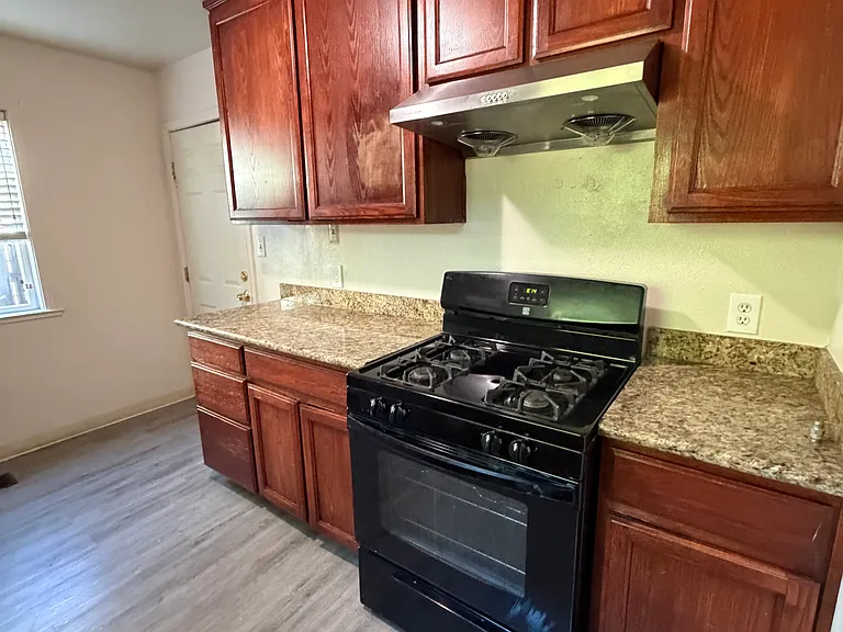 2144 N Pershing Ave — Photo 3