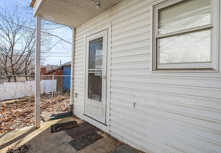 118 S Locust St — Photo 23