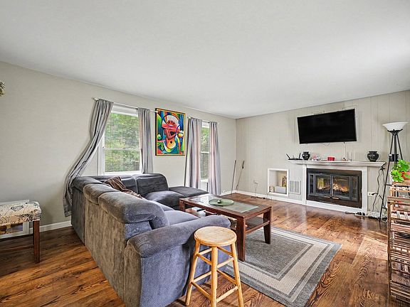 4th image of 532 Carlyle Ln