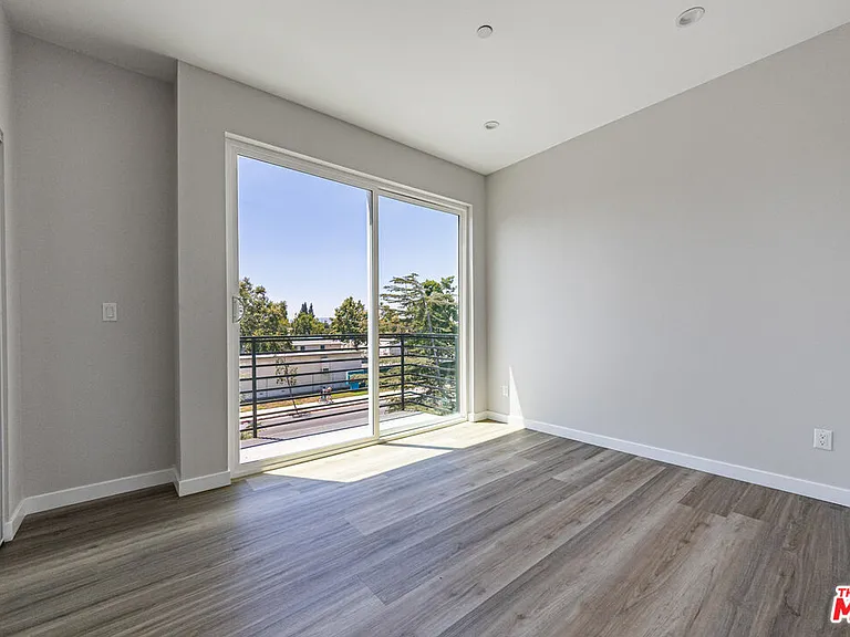 6702 Balboa Blvd #1 — Photo 12