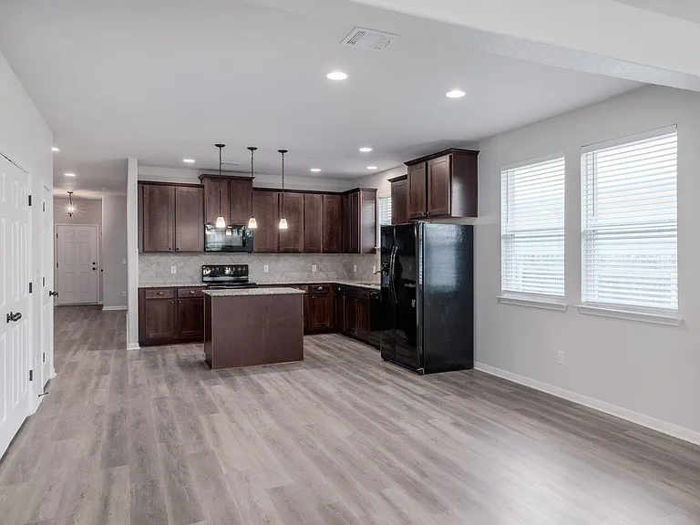 320 E Broade St — Photo 10