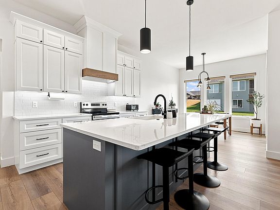 5th image of 404 Solomia Ct