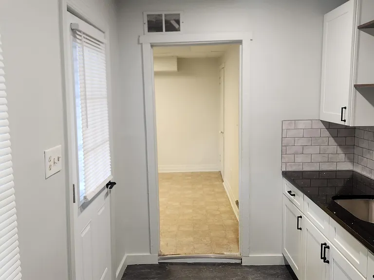327 E Scull St — Photo 11