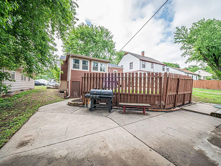 224 W Chestnut St — Photo 47