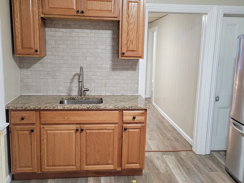 Kitchen sink / counter