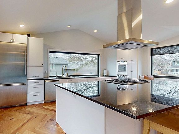 4th image of 1008 E 61st St