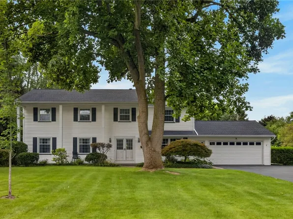15 Willowhurst Dr, Penfield, NY 14526