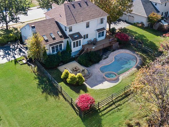 2nd image of 15 Fox Brook Ln