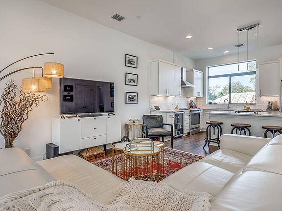4th image of 1606 N Hackberry St #304