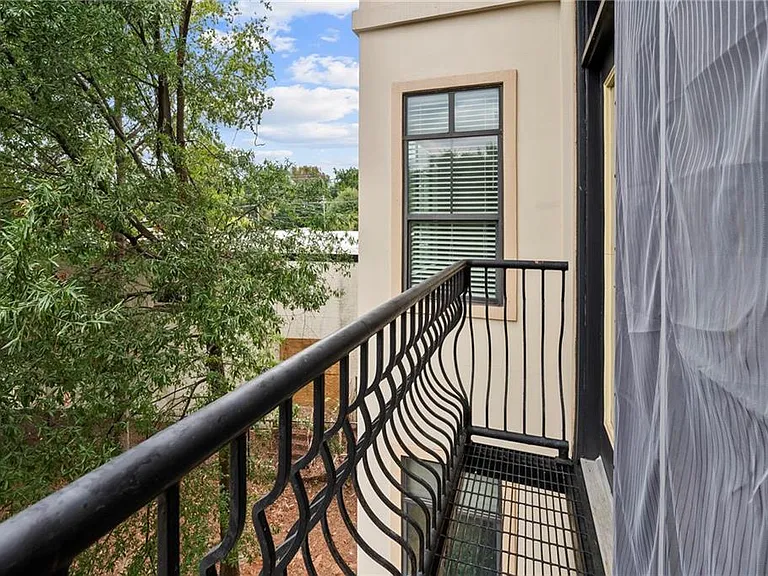5300 Peachtree Rd #2303 — Photo 2