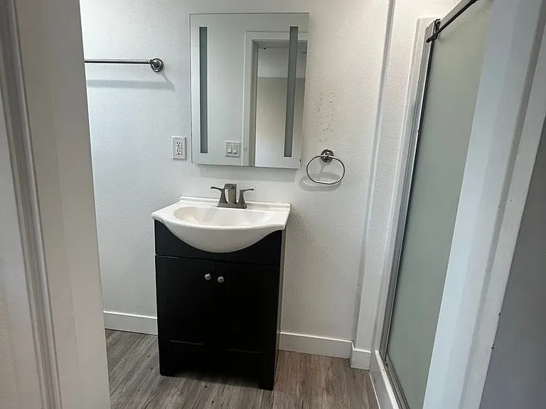 1528 W 36th Pl — Photo 6