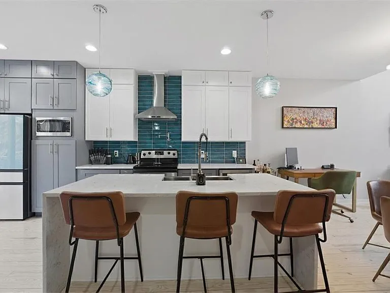 1250 Breuer Mews NW — Photo 5