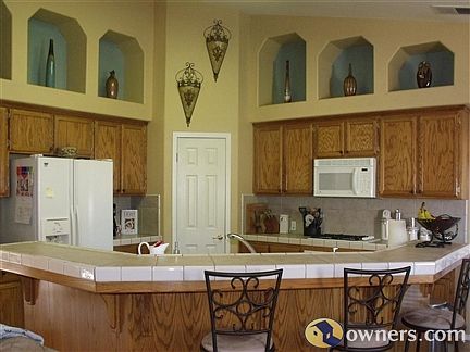 Large Kitchen/Breakfast Bar/Walk in Pantry