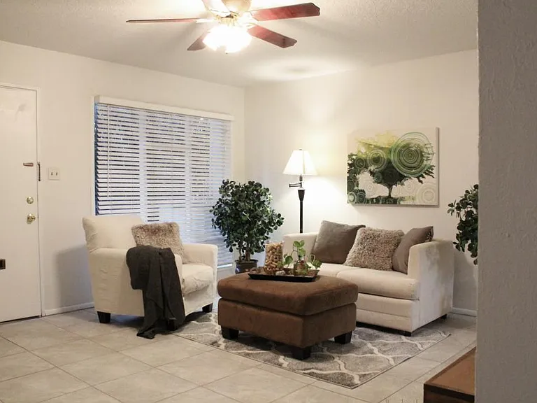 1021 Alvarado Dr SE #B — Photo 1