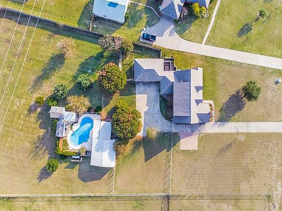 3rd image of 1233 Chandler Cir
