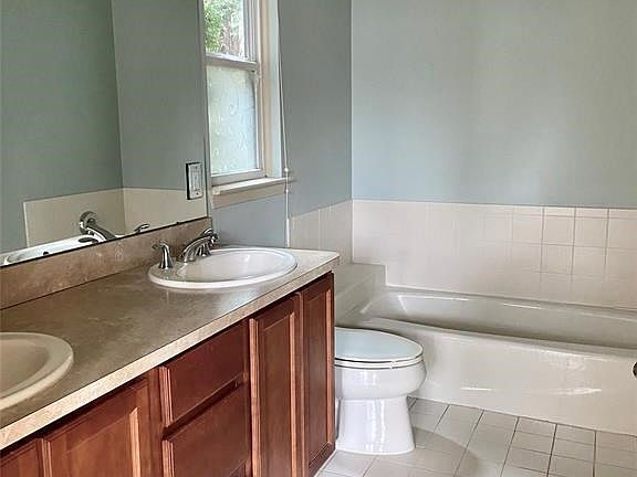 4th image of 122 Fox Hollow Dr