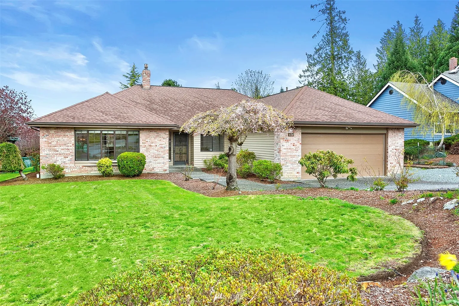 634 Waugh Road N photo 1