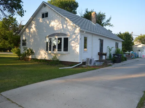 401 Ohmer St #405, Bottineau, ND 58318