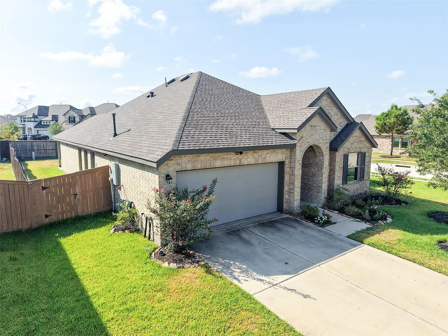 4 bed, 2.0 bath, 2101 sqft, $2,800 — Photo 4