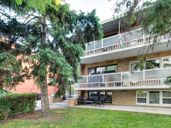 241 Pannahill Rd, Toronto, ON M3H 4N9