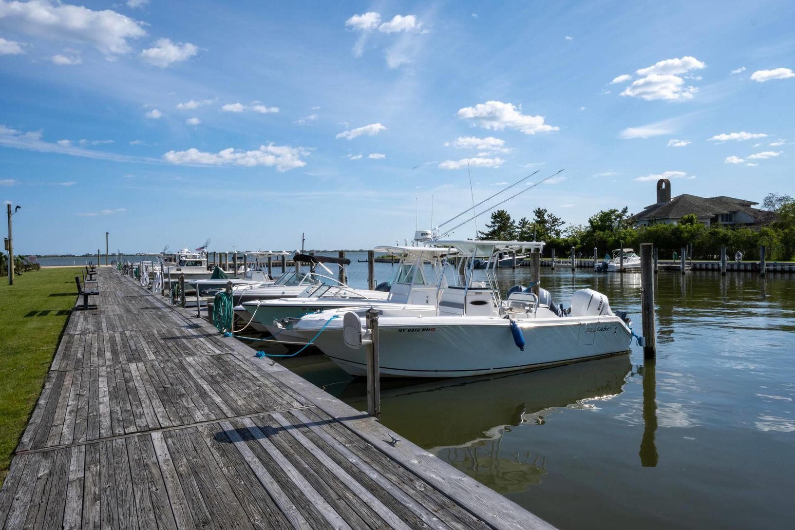  Boaters Heaven! Complete with community Boat ramp 
