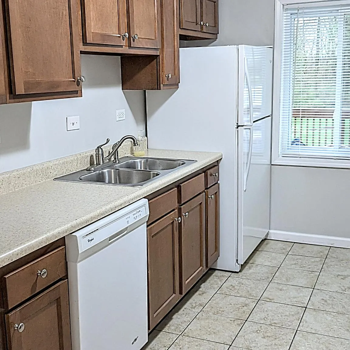 2 bed, 724 sqft, $1,200 — Photo 3