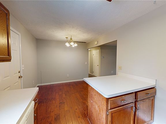 4th image of 5279 Franklyn Blvd #B