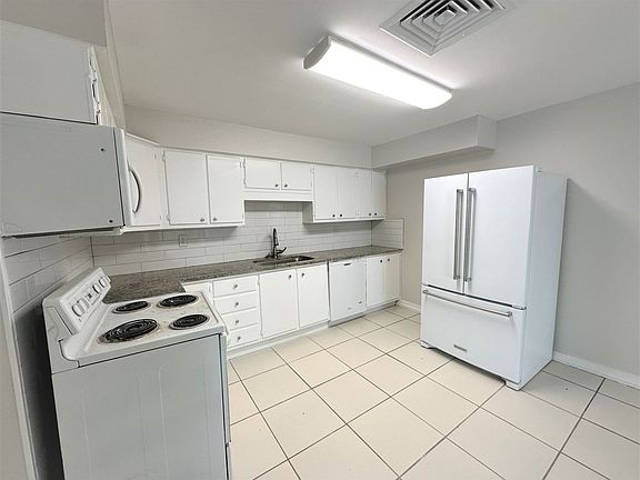 4th image of 2920 Woodside Ave