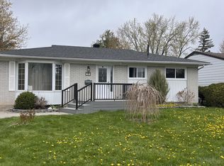 17 Canfield Rd #1, Ottawa, ON K2H5S7