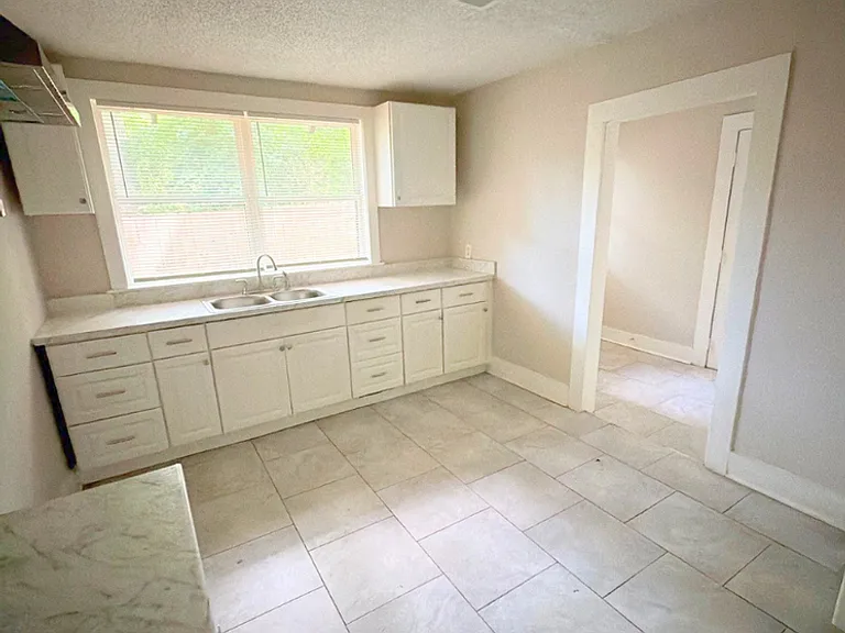 1450 Oaklawn St — Photo 5