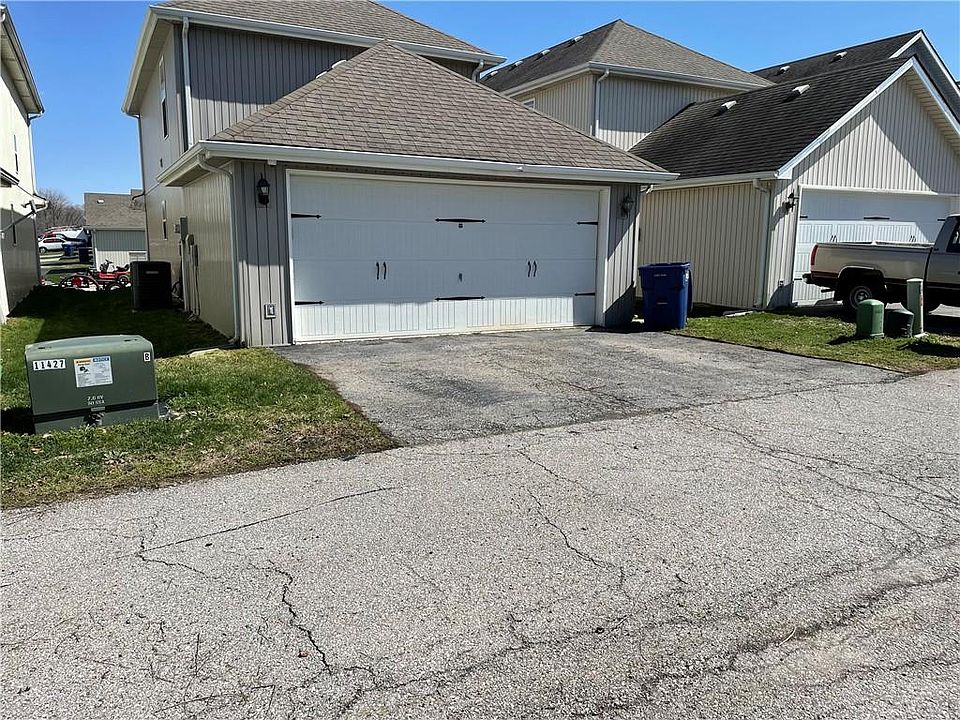 2nd image of 1010 NE Deer Creek Rd