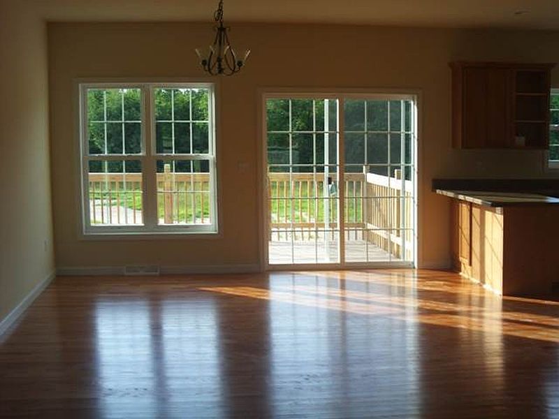 5th image of 348 CHARLTON Road