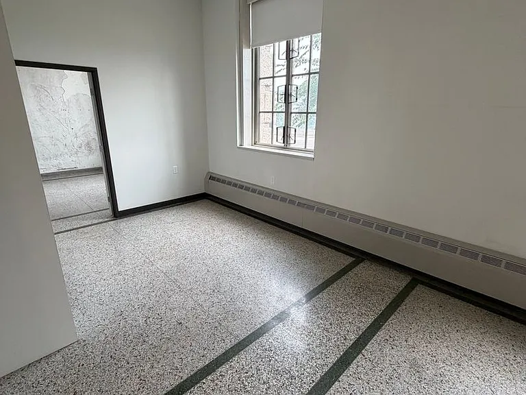 521 W 2nd Street - Leijona — Photo 63