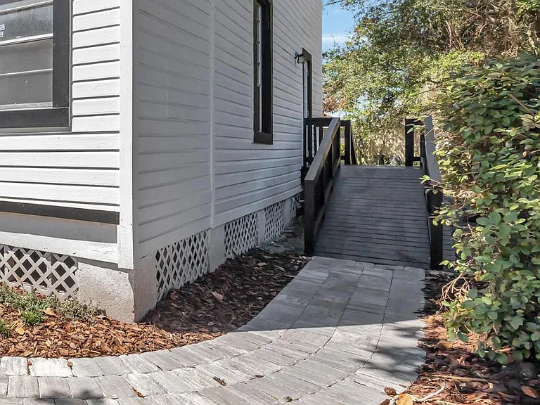Evergreen Ave — Photo 12