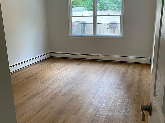 2nd image of 454 Yetman Ave #Ll