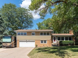 1704 Ridgeway Dr, Iowa City, IA 52245
