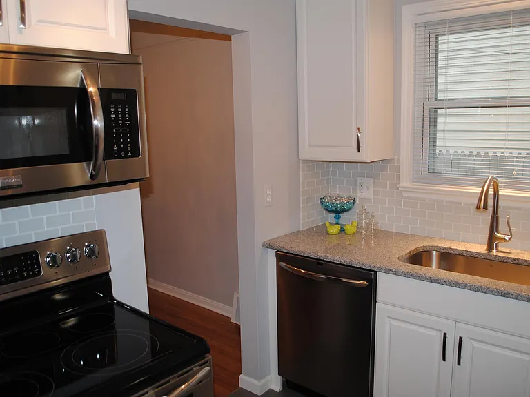 2215 E Lincoln Ave — Photo 2